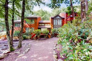 una casa en el bosque con patio y árboles en Red Fox Home, en Lake Harmony