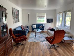 - un salon avec un canapé et deux chaises dans l'établissement Stort familie hus (156 m2) tæt på natur og storby, à Herlev