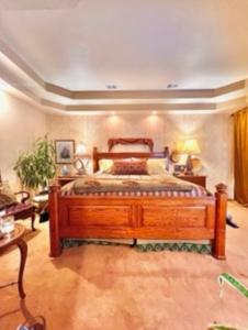 sypialnia z drewnianym łóżkiem w pokoju w obiekcie Yellowstone Cattle Baron EnSuite, Private Entrance & Parking - Prairie Rose B&B w mieście Cheyenne