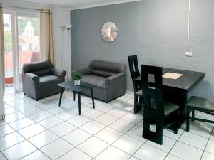 sala de estar con sofá, mesa y sillas en La Casa del Expositor en Guadalajara