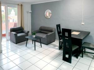 a living room with a couch and a table and chairs at La Casa del Expositor in Guadalajara