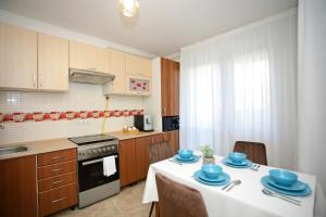 una cocina con una mesa con platos azules. en Feel Like Home, en Chişinău