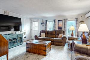 sala de estar con sofá y mesa de centro en Island Breeze, en Oak Bluffs