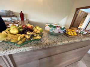 a counter with a bunch of fruit on it at Hotel Vila dos Pescadores in Aparecida
