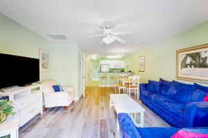 默特尔比奇The Singing Gull的客厅里有一张蓝色沙发和一台电视