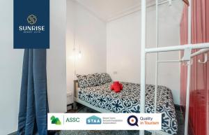 una camera con letto a castello e un orsacchiotto rosso. di 2 BED LAW - 2 rooms, 4 Double Beds, Fully Equipped, Free Parking, WiFi, 3xSmart TVs, Groups, Families, Food, Shops, Bars, Short - Long Stays, Weekly or Monthly Rates Available by SUNRISE SHORT LETS a Dundee