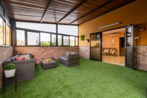 salon na otwartym planie z zieloną trawą w obiekcie Bellavista Aeropuerto w mieście Aguatona