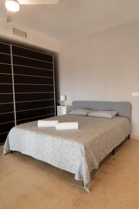 1 dormitorio con 1 cama con 2 almohadas en Suite La Envía Golf, en Almería