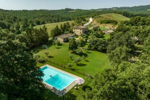 an aerial view of a large estate with a swimming pool at B&B Al Felcino in Fabro