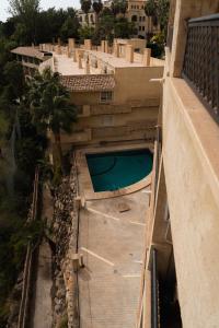 Una vista aérea de una piscina en un edificio. en Suite La Envía Golf, en Almería