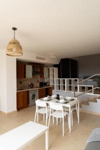 Una cocina con una mesa y sillas en una habitación. en Suite La Envía Golf, en Almería 15 fotos más