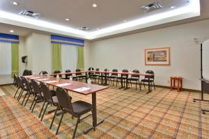 uma sala de conferências com uma mesa longa e cadeiras em Holiday Inn Express Hotel & Suites-Edmonton South, an IHG Hotel em Edmonton