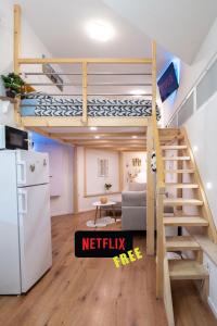 een hoogslaper in een kleine kamer met een keuken bij Studio Apartment LION Portorose in Portorož