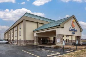 un edificio con un coche aparcado en un aparcamiento en Comfort Inn Collinsville near St Louis, en Collinsville