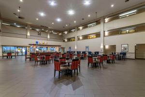 una zona de comedor con mesas y sillas en un restaurante en Comfort Inn Collinsville near St Louis, en Collinsville