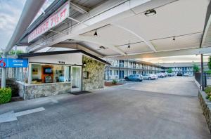 un parking vide devant un bâtiment dans l'établissement Motel 6-Salem, OR - Expo Center, à Salem