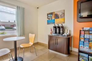 a waiting room at a fast food restaurant with a table and chairs at Motel 6-Salem, OR - Expo Center in Salem