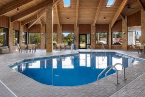 una gran piscina en un gran edificio con mesas y sillas en Quality Inn Ashland, en Ashland