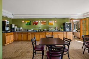 comedor con mesa y cocina en Quality Inn Ashland, en Ashland