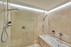 Ванная комната в NH Collection A Coruña Finisterre