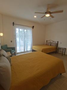 Giường trong phòng chung tại Valparaíso Selva Maya