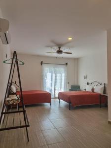 Giường trong phòng chung tại Valparaíso Selva Maya