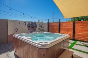 una gran bañera de hidromasaje en un patio con una valla en Casa Urbana-2BD-2BTH-Hot Tub-Pet Friendly-No Pet Fees! en Albuquerque
