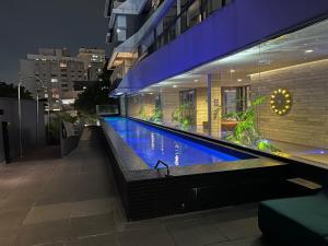 a swimming pool on the side of a building at night at Apartamento de luxo em Jardins, Oscar Freire in Sao Paulo