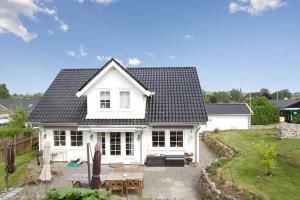 Cette maison blanche dispose d'une terrasse. dans l'établissement Stort familie hus (156 m2) tæt på natur og storby, à Herlev