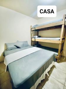 Bunk bed o mga bunk bed sa kuwarto sa Caminho da Praia - Casa e kitnet