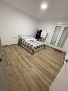 a bedroom with a bed and a wooden floor at La Meridian II in Barcelona