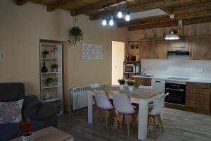 a kitchen and living room with a table and chairs at El Colibrí de Taraza in San Pedro de Latarce