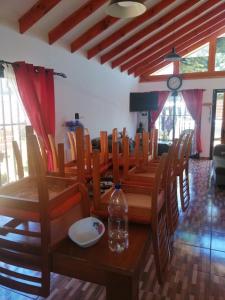 TV a/nebo společenská místnost v ubytování Casa equipada para 9 personas a 5 minutos del centro y la playa principal y 15 minutos de punta de lobos