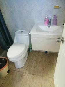 Koupelna v ubytování Casa equipada para 9 personas a 5 minutos del centro y la playa principal y 15 minutos de punta de lobos