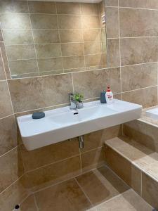 y baño con lavabo blanco y ducha. en Mayfair- Charming 2BR family Apartment, en Greetland