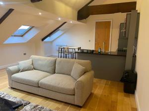 sala de estar con sofá y cocina en Mayfair- Charming 2BR family Apartment, en Greetland