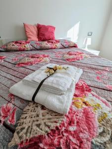 un letto con coperte e cuscini sopra di I Due Ciliegi ad Abbadia San Salvatore