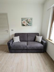 un divano nero in soggiorno di I Due Ciliegi ad Abbadia San Salvatore