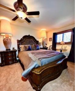 Tempat tidur dalam kamar di Sundance Suite - Prairie Rose B&B