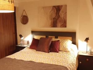 - une chambre avec un lit avec des oreillers et 2 lampes dans l'établissement Acogedoras y centrales habitaciones, IDEAL JUEGOS PANAMERICANOS, à Santiago