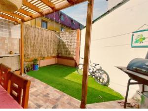 - un petit jardin avec un vélo sur la terrasse dans l'établissement Acogedoras y centrales habitaciones, IDEAL JUEGOS PANAMERICANOS, à Santiago