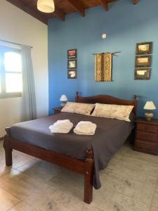 a bedroom with a bed with two towels on it at El Hornero in San Andrés de Giles +25 photos