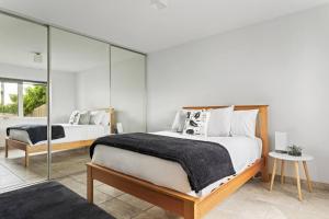 Katil atau katil-katil dalam bilik di 'Syrrah Serenity' Beachfront Bliss at Opossum Bay