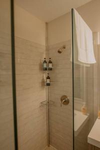 y baño con ducha y puerta de cristal. en Casa Urbana-2BD-2BTH-Hot Tub-Pet Friendly-No Pet Fees!, en Albuquerque