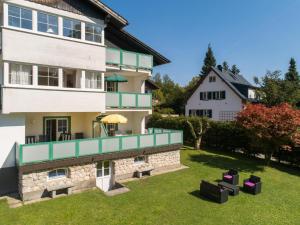 an aerial view of a house with a yard at Landhaus Leitzinger EG2 in St. Wolfgang