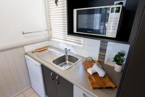 BIG4 Tasman Holiday Parks - Rowes Bay的厨房或小厨房