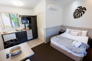 BIG4 Tasman Holiday Parks - Rowes Bay客房内的一张或多张床位