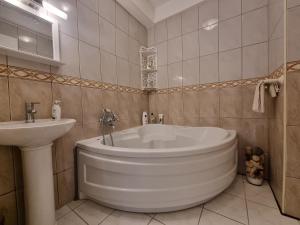 Een badkamer bij Casa Sarra 52b route de lyon