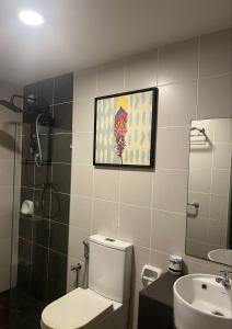 uma casa de banho com um WC e um lavatório em D'EvoLoft & Free WIFI em Bandar Baru Bangi