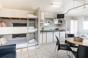 BIG4 Tasman Holiday Parks - Rowes Bay的厨房或小厨房